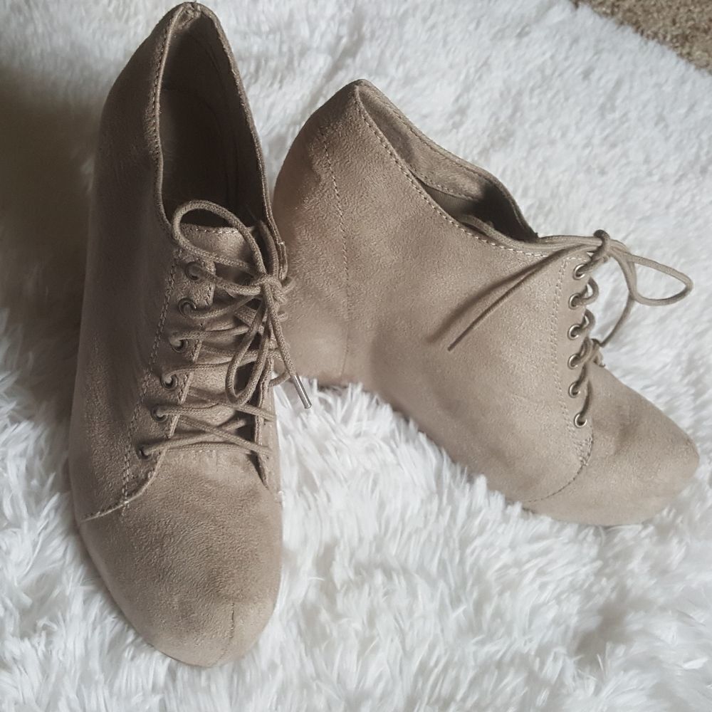 Black Poppy Wedge Shoes Faux Suede lace up Women’s Size 9 Tan‎